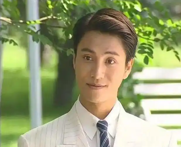 后来,他又去《粉红女郎》客串一个花花公子.一举一动都是忧郁深情.