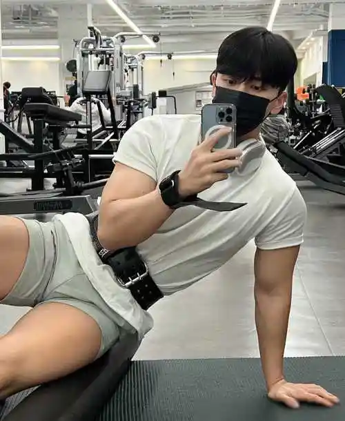 韩国大兵脱下军装肌肉身材不逊健身教练展示明显腹肌