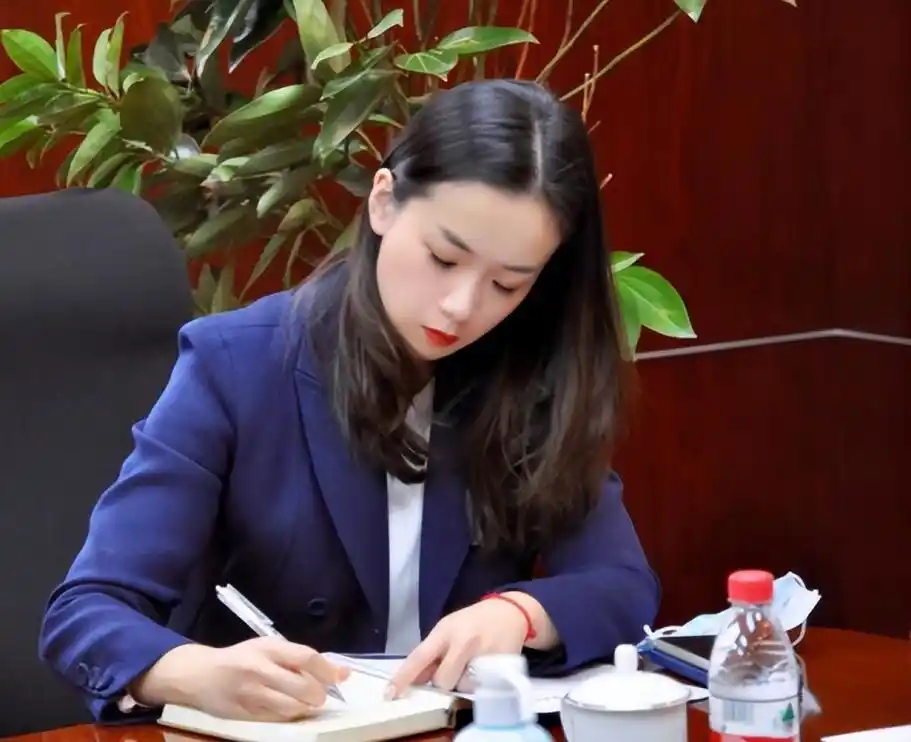 杨鸣妻子罕见现身!