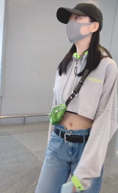 景甜终于对"露脐装"下手了,看到生图下的腰围:我心都醉了!