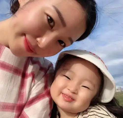 阿拉蕾与父母出游被拍,爸妈颜值成亮点,网友:基因太强大了