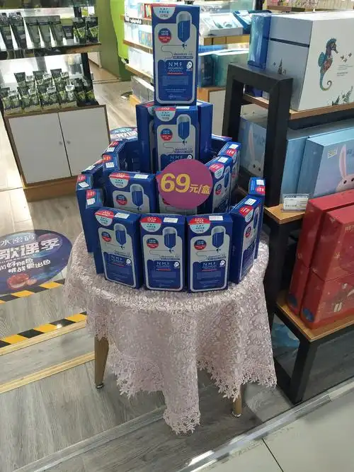 面膜堆头打造   在入口处  吸引顾客驻足浏览