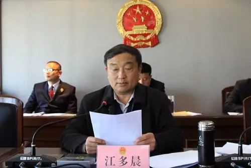 会议审议通过了县财政局局长陈德刚受县政府委托所作的《关于政府债务