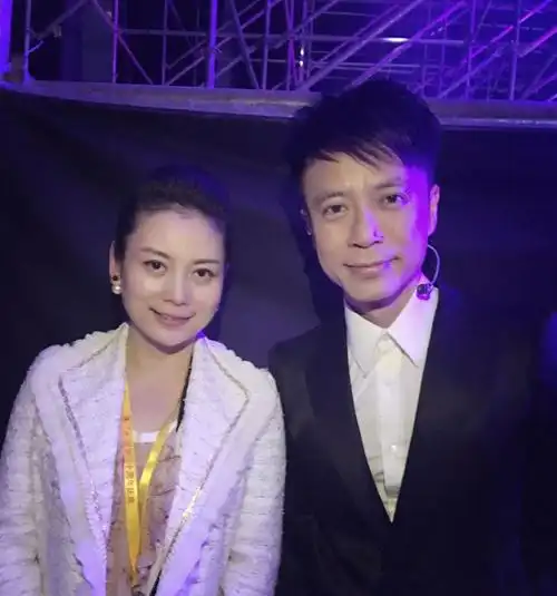 朱军老婆跟周涛合影,她梳老人头打扮俗气,周涛大3岁像优雅姐姐