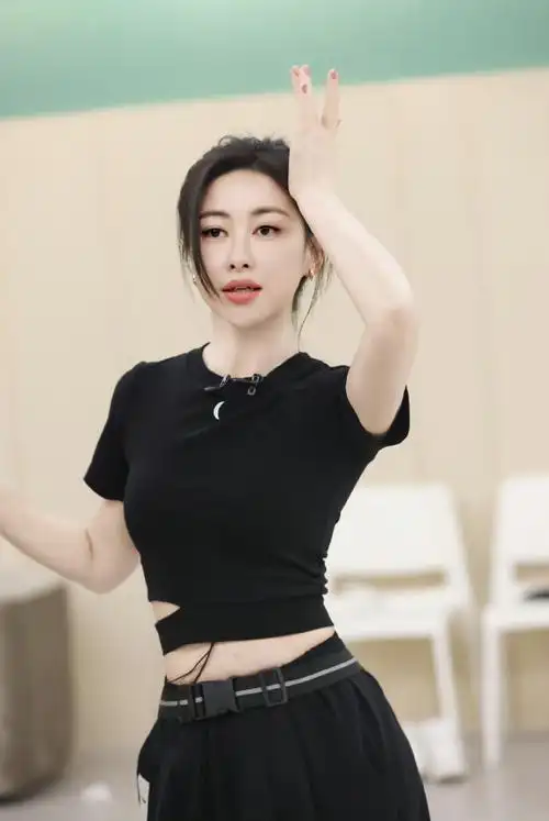 朱珠已经38岁了耶,一点都看不出来,特别是她那个小梨涡让整个人看起来