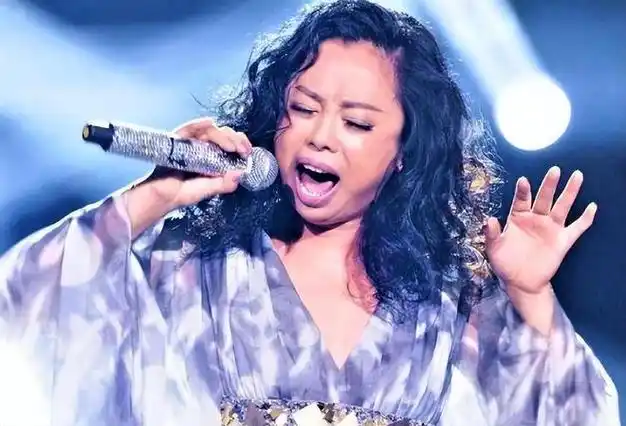 56岁黄绮珊也爆改了,长发造型撞脸华晨宇,前后变化判若两人