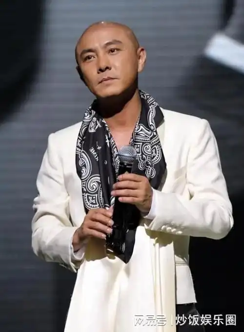 59岁男星张卫健意外出事被钢琴砸伤直呼没事结婚15年膝下无子