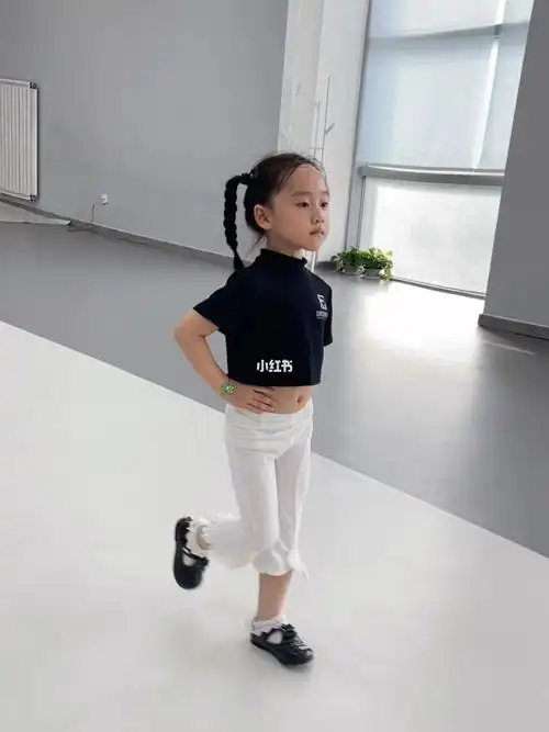 4岁孩子模特课堂简直是治愈天使