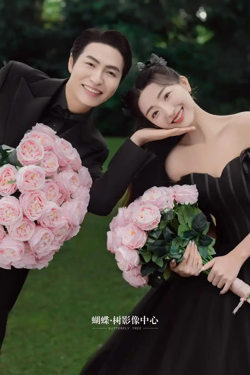 95 好似童话中的黑天鹅公主,高贵又神秘9292#婚纱照风格推荐