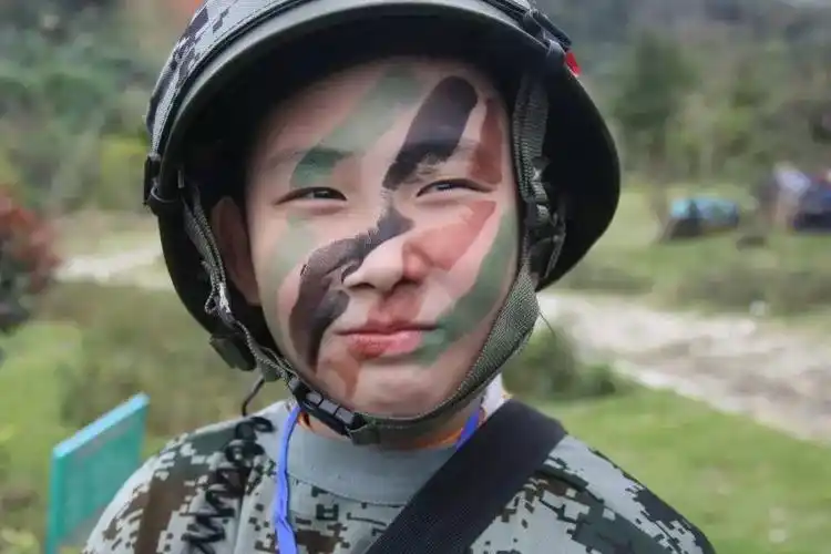 换上迷彩服,画上迷彩妆,变身小战士.