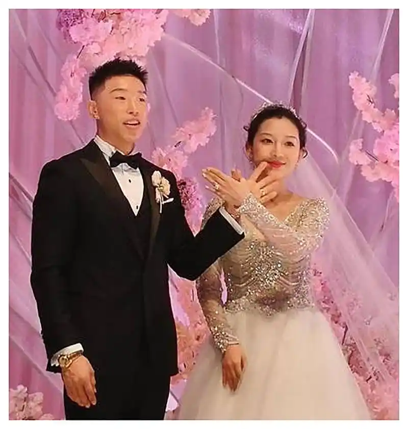 德云社烧饼在外努力挣钱,妻子偷偷买包被发现,却获网友力挺