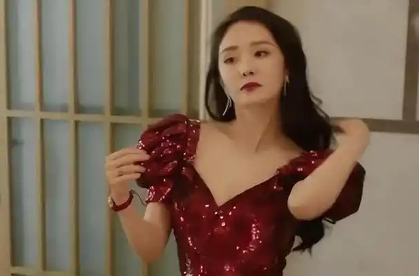 戛纳这夜太尴尬了!杨幂礼服"太奔放",李现雷佳音眼神无处安放