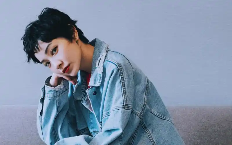 郭采洁休闲写真高清桌面壁纸