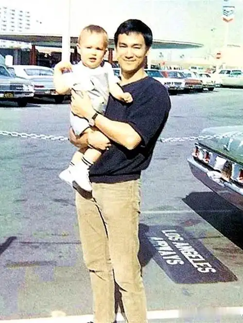 李小龙和儿子李国豪的珍贵合影父子二人死后葬在一起让人唏嘘