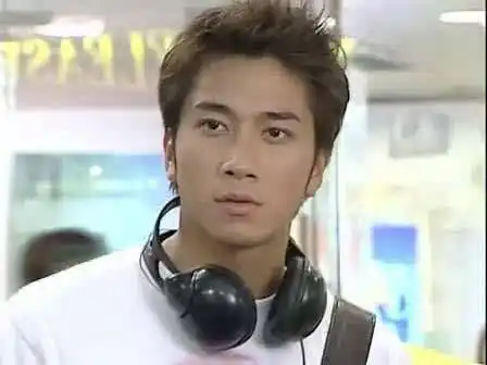 39岁吴卓羲被粉丝偶遇身穿灰t恤超有型网友张馨予结婚了