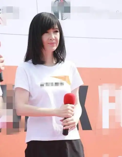 周慧敏终于剪短发,波波头配白t恤出席活动