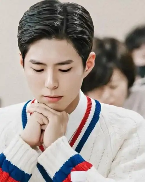 朴宝剑身着学院风毛衣青春登场,电视剧《青春记录》剧组读本