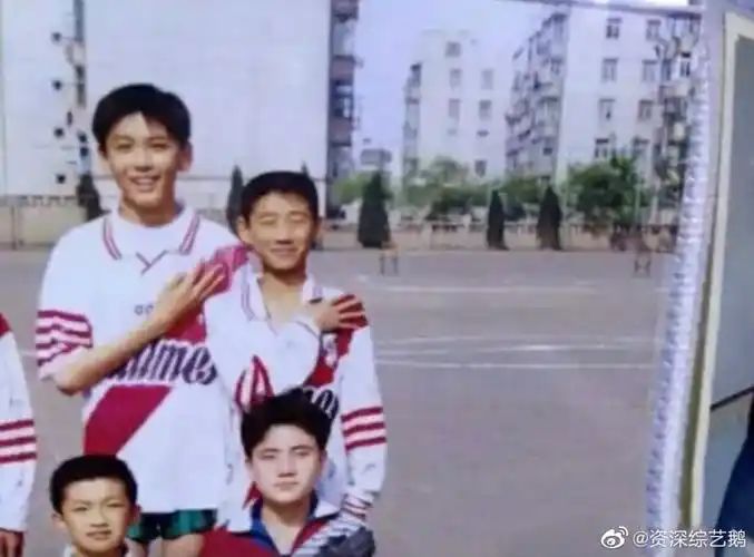 翻到几张杨鸣小时候的照片从小就帅哥罢了