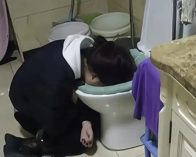 山西一宝妈喝多了,在厕所里吐了,爸爸质问她妈妈在做什么?