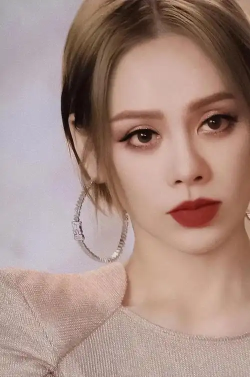 精美图集|宁静,大气美丽的女演员_网易订阅