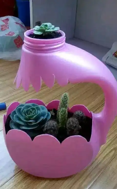 洗衣液瓶子做花盆图案(洗衣液桶剪2刀变身养花神器图解)