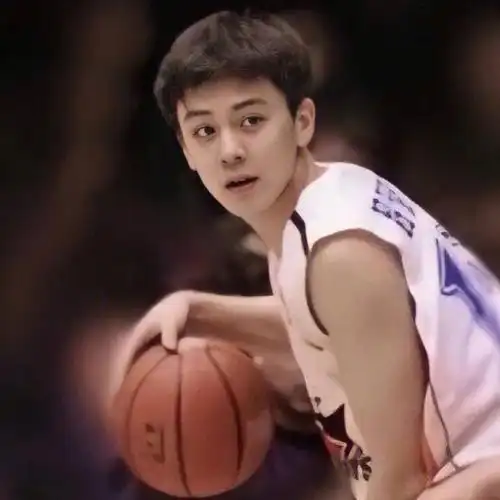 年轻时也算是"队草"了,现在是教练界"教草"[爱你][爱你]杨鸣12#奥运会