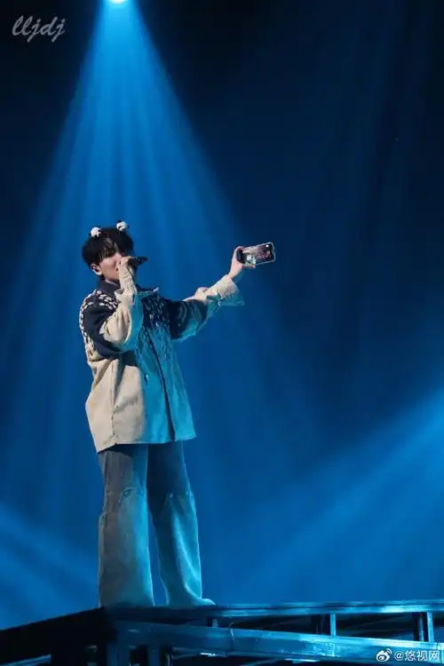 尤长靖限定版熊猫发箍#@尤长靖昨晚成都演唱会戴熊猫发箍安可好可爱