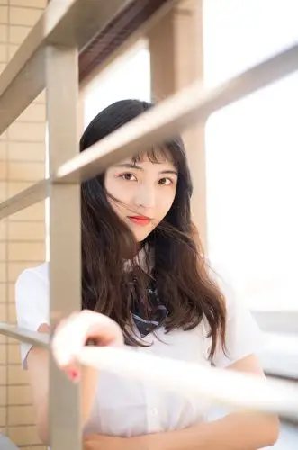 长发气质美女学生制服写真图片