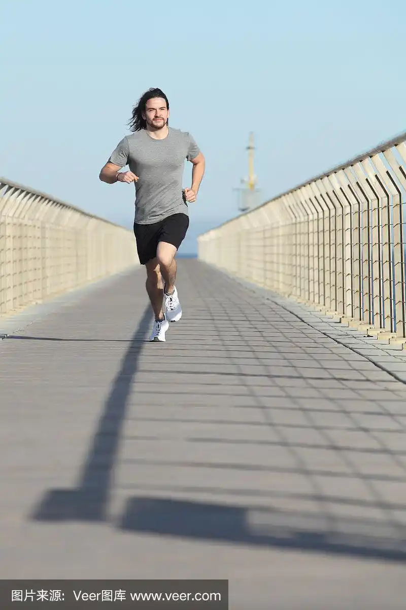 运动员在桥上跑步的正面视图