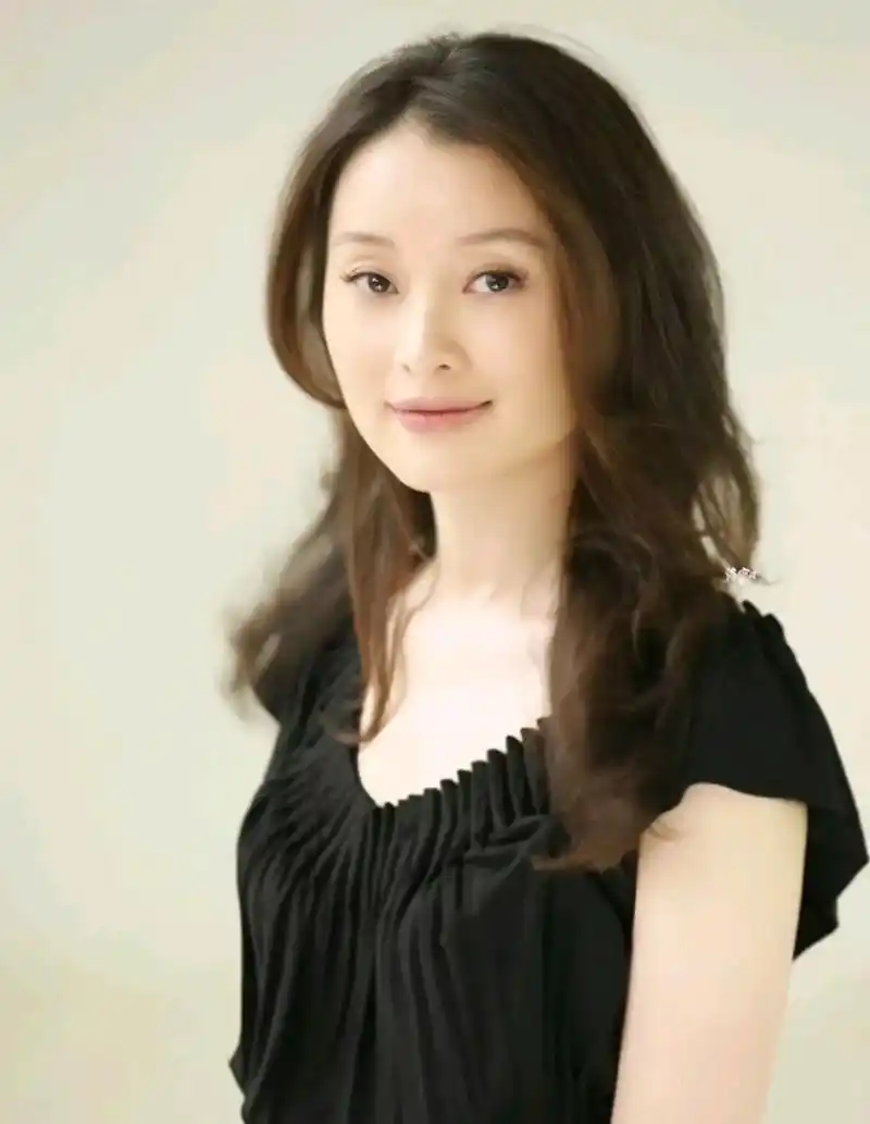 吴越年轻时的照片真的是太美了,清纯温婉,落落大方