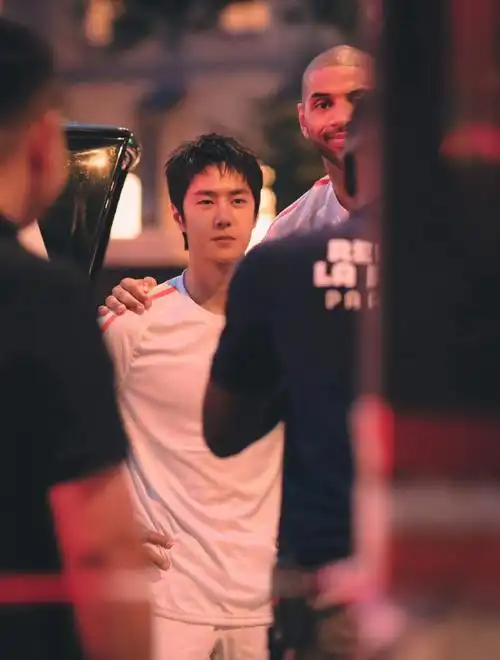 篮球运动员nicolas batum(尼古拉·巴图姆)  ·7月15日王一博举火炬微