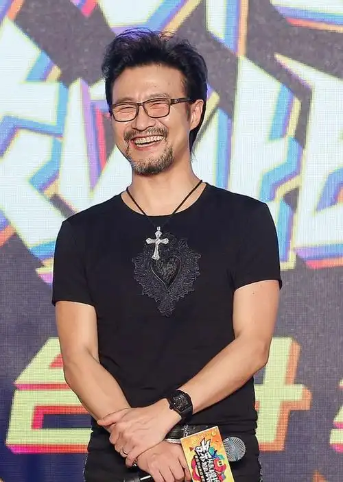 汪峰单膝跪地摆求婚pose华晨宇瘦成猴儿一脸憔悴粉丝不敢认