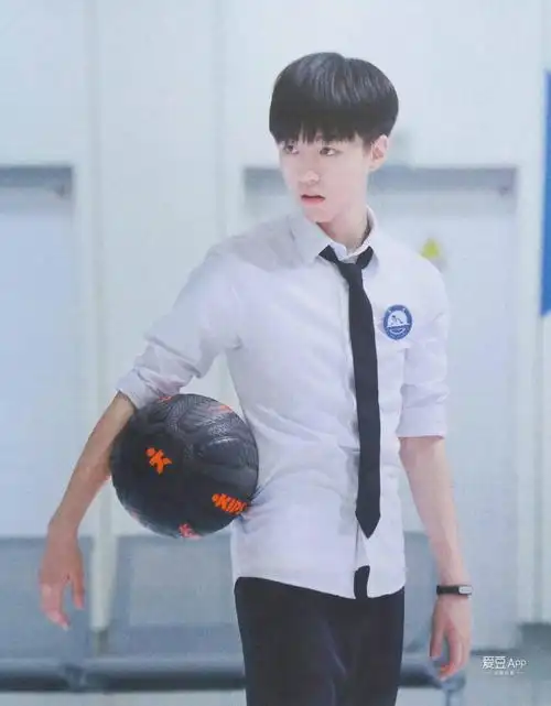 盘点王俊凯打篮球合集 耍帅的样子迷倒粉丝