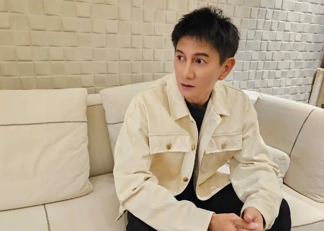 发型很重要,吴奇隆剪了一个青年头,人都看起来年轻不少.