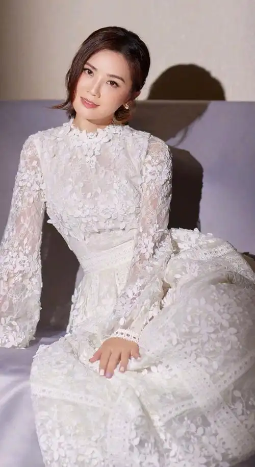 蔡卓妍图集妍姿俏丽皎如秋月