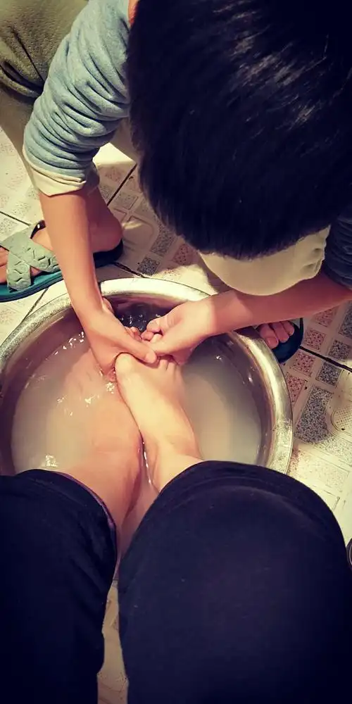 帮妈妈洗脚