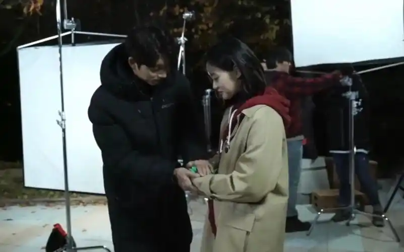 【鬼怪花絮 | 孔刘×金高银】在镜头前表演互相关心之互塞暖宝宝,帮