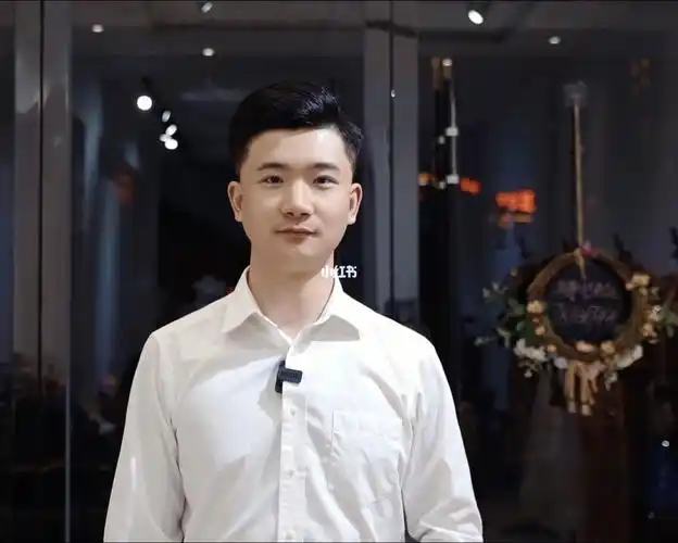 合玺婚纱男生穿婚纱是一种什么体验你穿着婚纱笨拙走路的样子就是最美