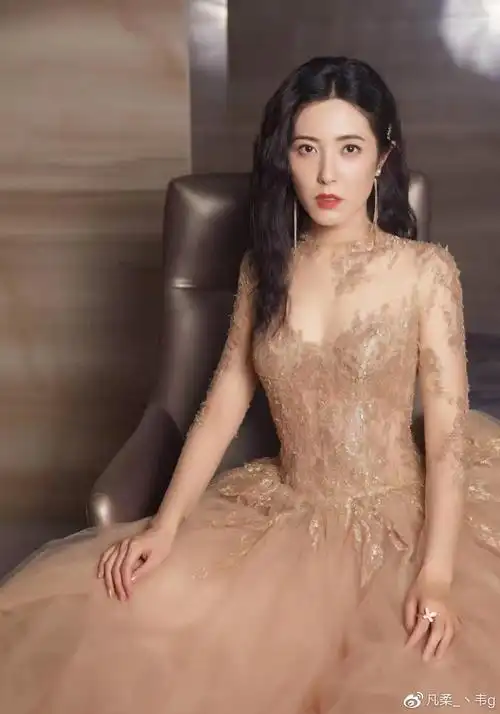 43岁曾黎拍摄写真,穿金丝裸色礼裙很惊艳,薄纱裙摆有万种风情