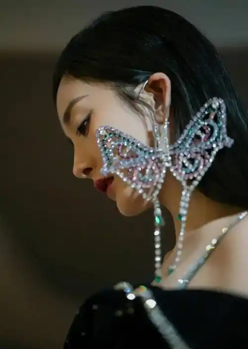 原创杨幂耳朵带大蝴蝶拍照就是特色摄影师都劝她不要戴已经颜值爆棚