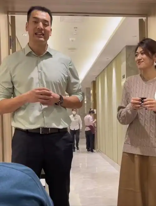 辽篮旧将宴请全队!办婚礼答谢宴,妻子端庄大气,两人般配很温馨