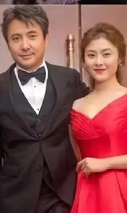 沈腾妻子的挑战与坚韧沈腾妻子,一个普通人,嫁给了著名喜剧演员沈腾