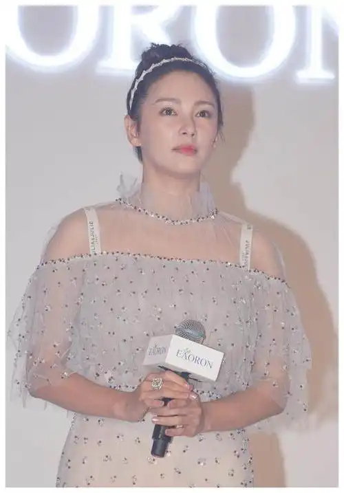 张雨绮胖的一点都不敢露了,穿裙子裹全身!