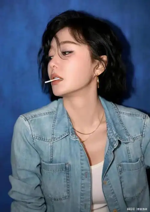 其次,这种发型的选择也反映了秦岚对于时尚的敏锐洞察力.