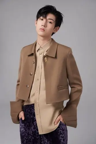 杜天宇轻熟风质感大片曝光,时尚表现力满分__凤凰网