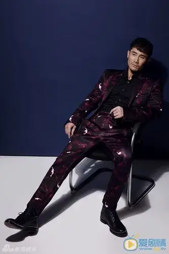 近日,奇道为某杂志拍摄了一组最新的时尚写真,坚定的眼神,日渐成熟的