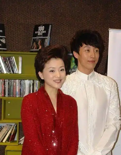 他长得不悦目却娶了著名女主持杨澜恩爱24年生一对儿女