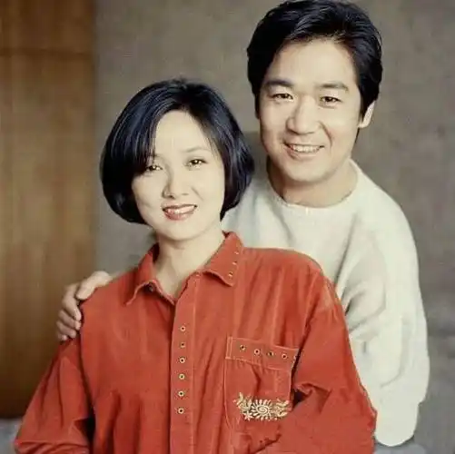 原创张国立与罗秀春离婚34年他再婚有烦恼她至今单身牵挂张默