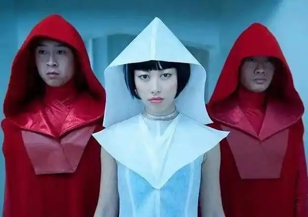 《马可波罗》中出演女主角,两年两季,虽然这部剧最终被腰斩,但朱珠在