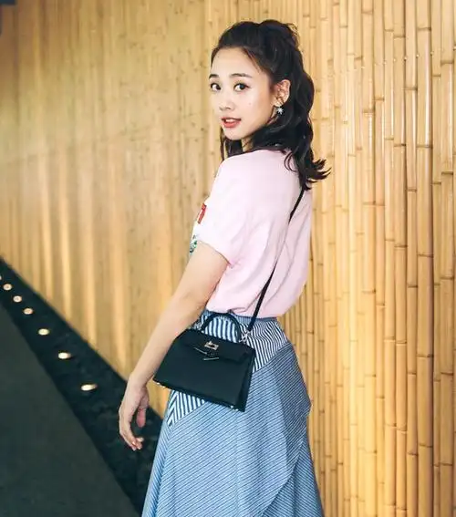 吴映洁都30岁了也掩盖不了她的少女感穿上粉t恤古灵精怪